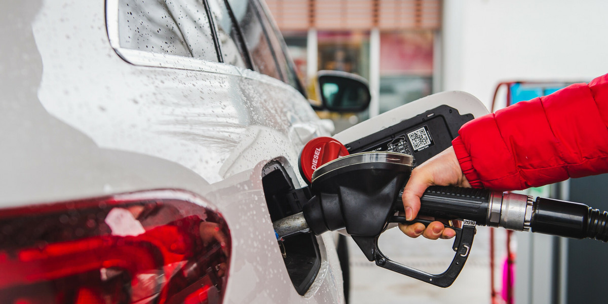 Po krótkiej euforii z powodu niskich cen paliw, tankowanie znowu jest coraz droższe. W przyszłym tygodniu litr benzyny będzie już gdzieniegdzie kosztował blisko 5,40 zł.