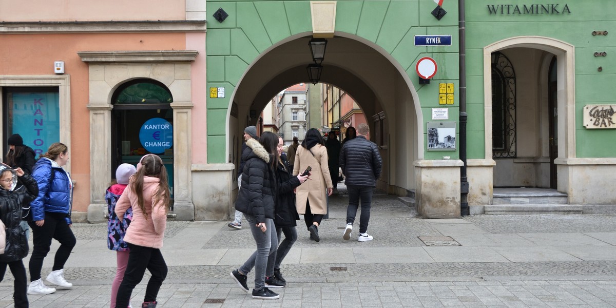 Polacy najbardziej lubią Amerykanów. Na zdjęciu: ulica w centrum Wrocławia