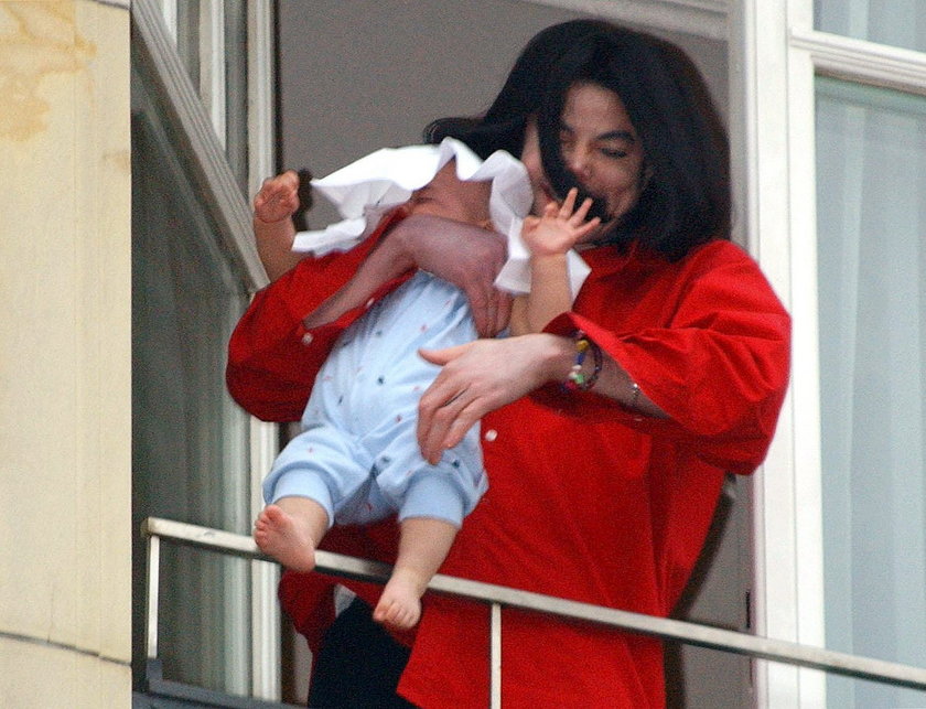 Michael Jackson wystawił syna przez balkon.