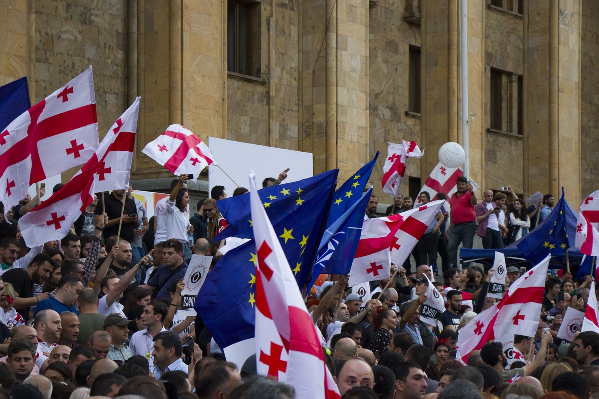 Tysiące Gruzinów na ulicach żądają od władz zarzucenia zmian mogących przeszkodzić w integracji europejskiej.