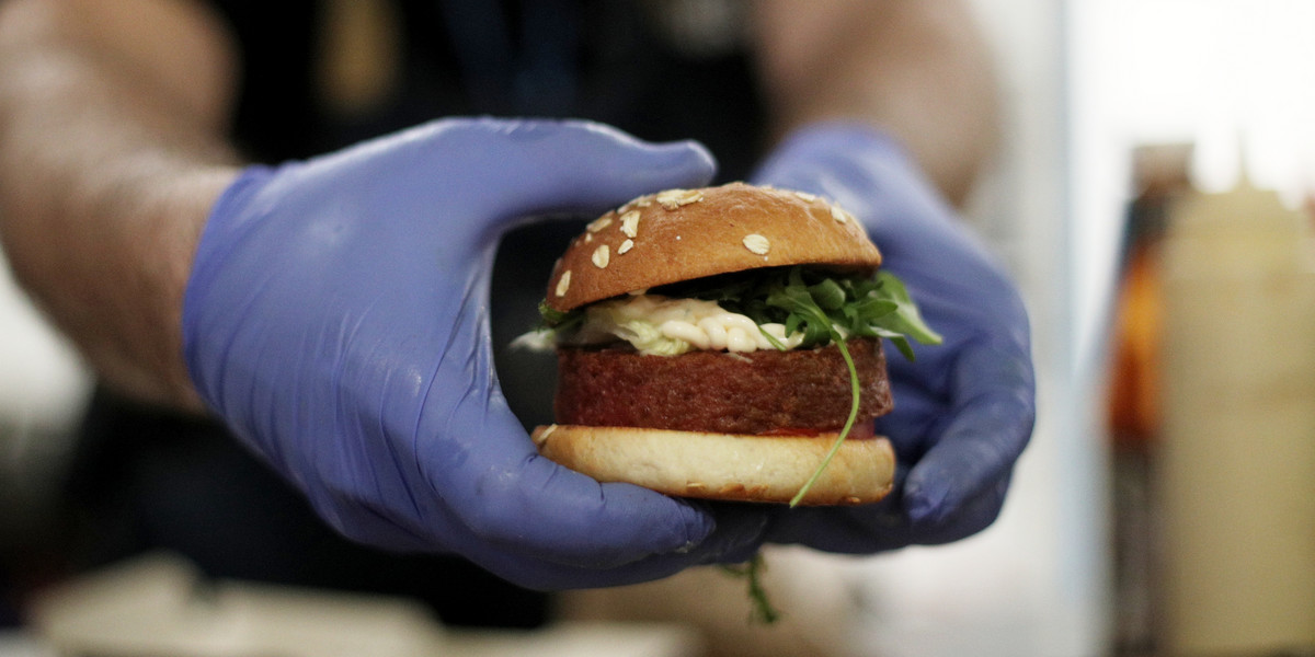 Roślinne mięso jest coraz bardziej popularne w Polsce. Można je dostać nawet w burgerach sieci fast food. 