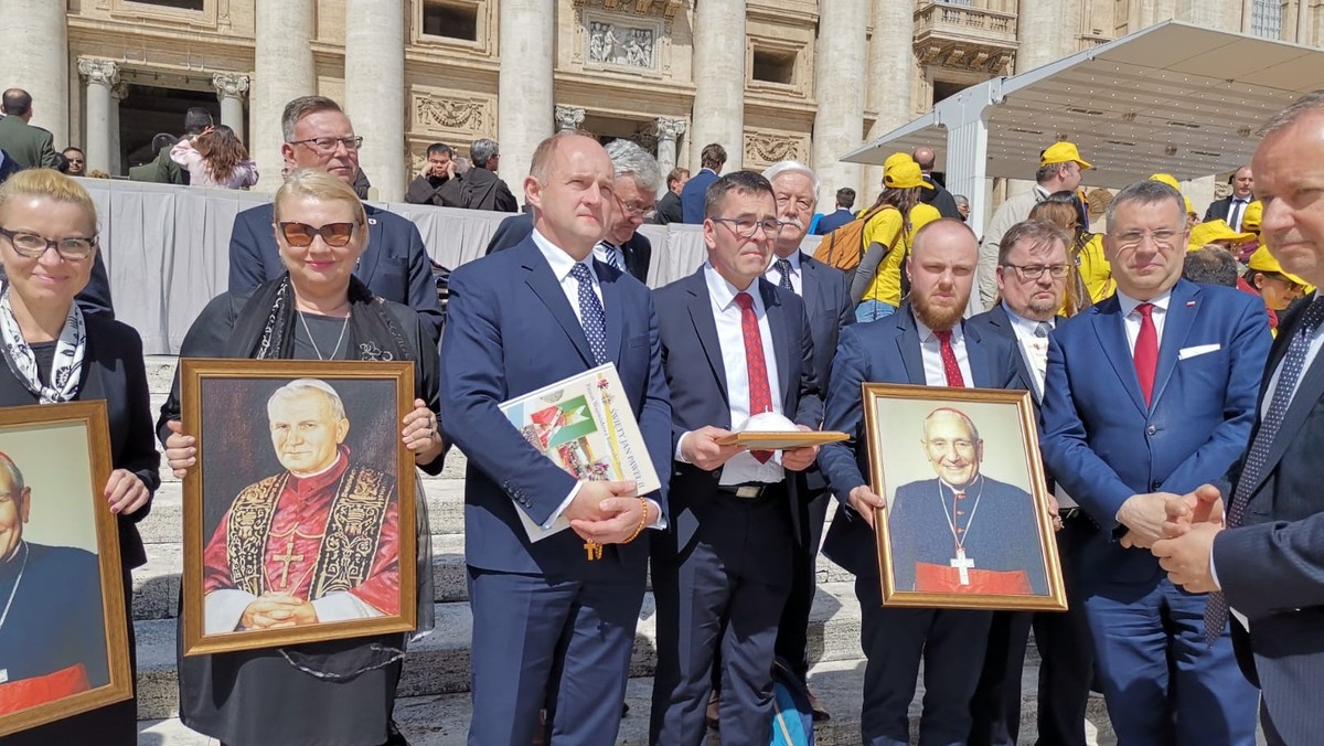 Marszałek Piotr Całbecki i inni samorządowcy z wizytą w Watykanie