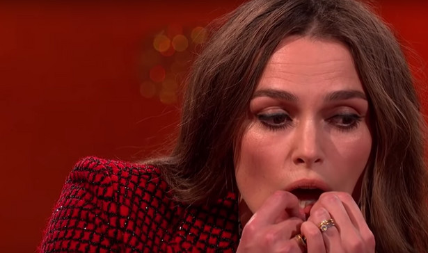 Dziwne to mało powiedziane. Zobacz, jak Keira Knightley w telewizji gra na... zębach [WIDEO]