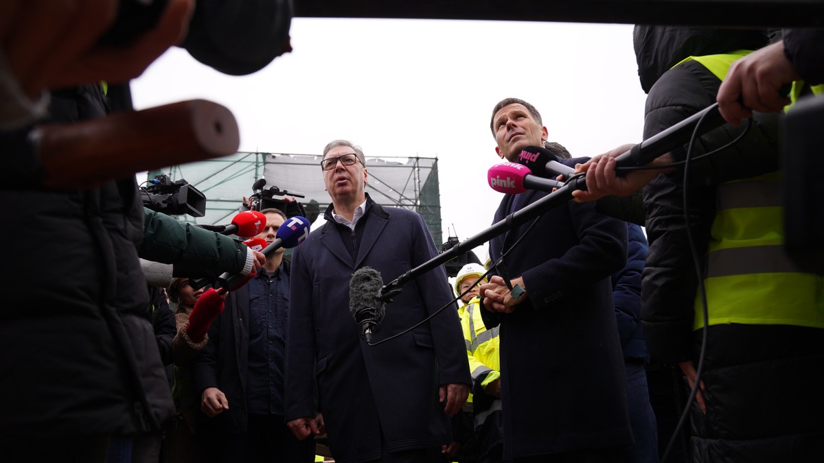 Predsednik Srbije Aleksandar Vučić obilazi radove na izgradnji Novog savskog mosta