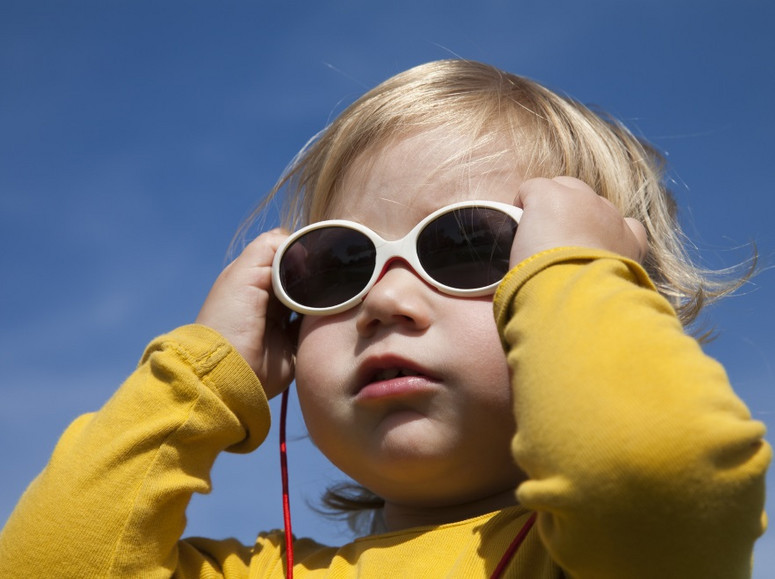 Czy dziecko powinno nosić okulary przeciwsłoneczne? Ekspert ostrzega -  Dziennik.pl