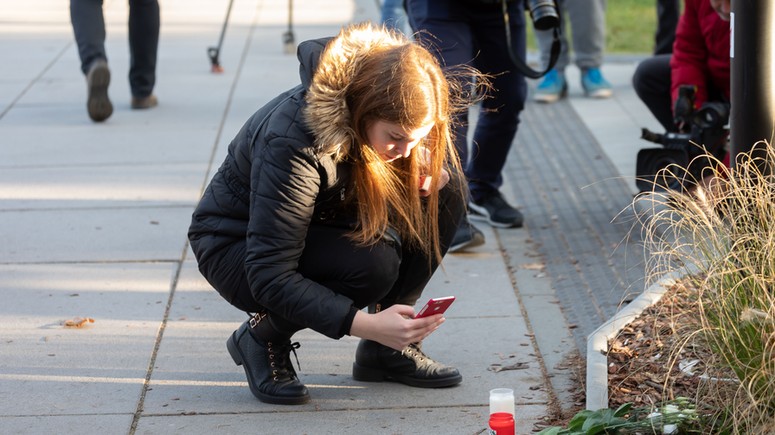 spotyka się z pogrążoną w żałobie kobietąjak zareagować, jeśli spotyka się z kimś innym