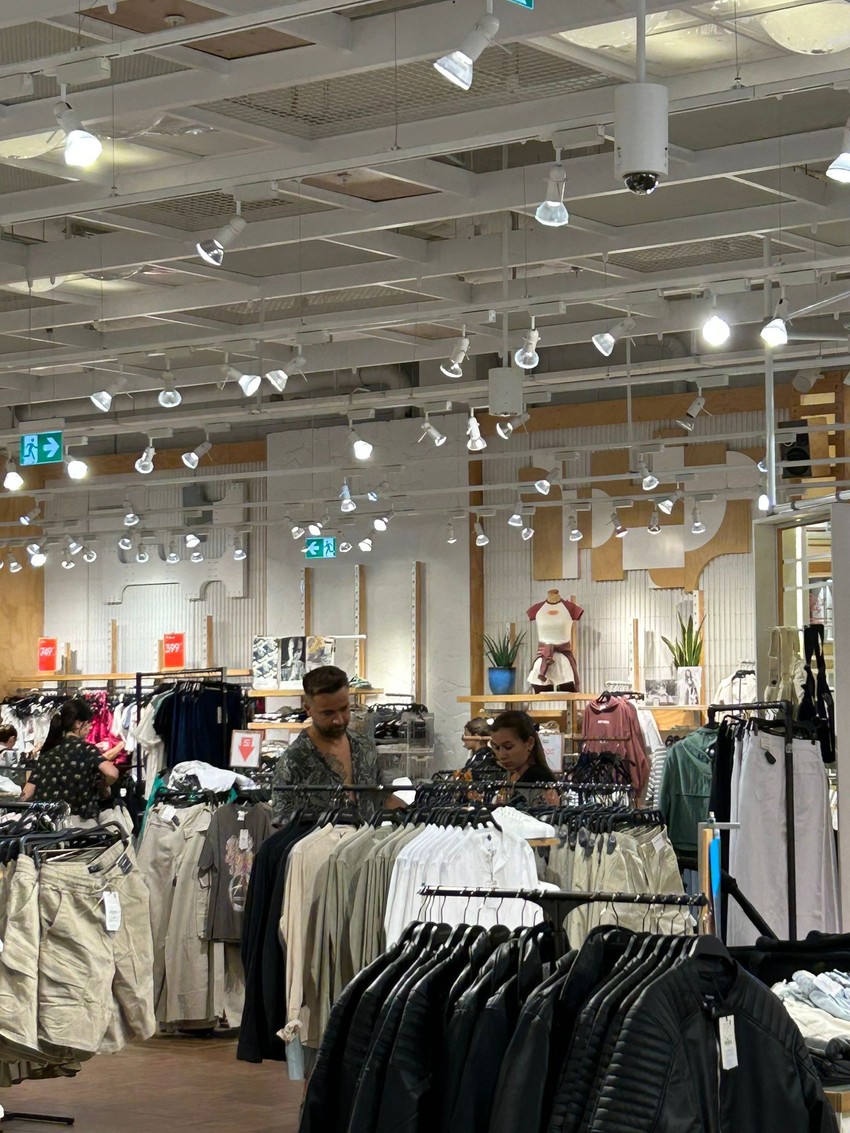 Sava i Adriana u šopingu