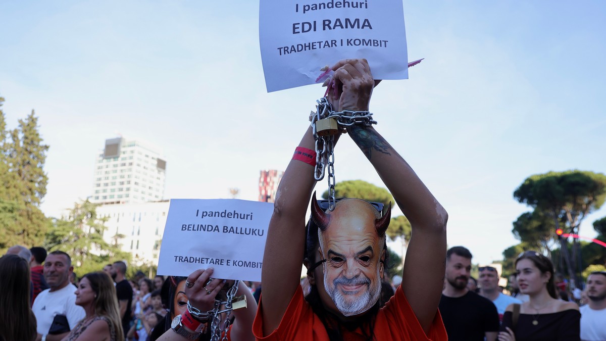 Demonstrant sa likom premijera Albanije i natpisom: "Optuženi Edi Rama ja izdajica nacije" na protestu u Tirani 13. juna