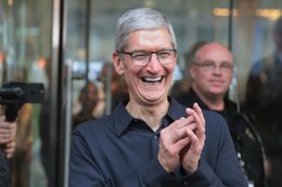 Tim Cook zarobił 12,8 mln dol. w 2017 roku. To prawie o połowę więcej niż rok temu