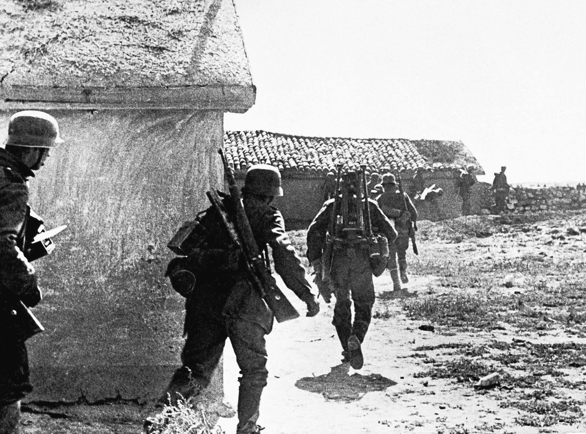 Nemieccy żołnierze w wiosce gdzieś w Rosji, 31 października 1941 roku