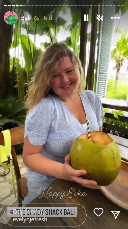 Komička Evelyn na Bali.