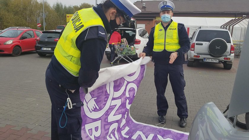 Jechali na protest, zostali zatrzymani przez policję. "Wywlekli ich siłą z samochodu i skuli kajdankami"