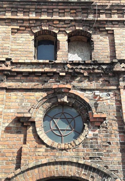 Wykonany z cegły budynek synagogi od lat niszczeje