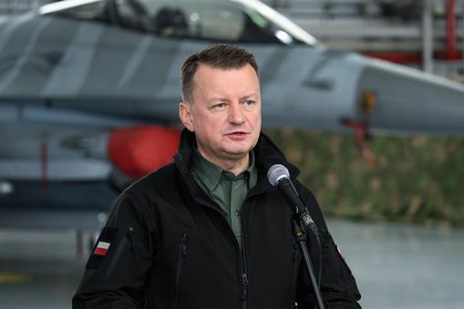 Minister obrony narodowej Mariusz Błaszczak podczas odprawy załóg samolotów F-35.