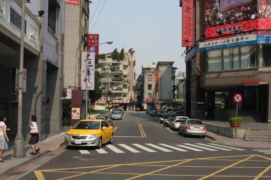 Parne ulice Tajpej, mnóstwo taksówek i sto razy tyle skuterów