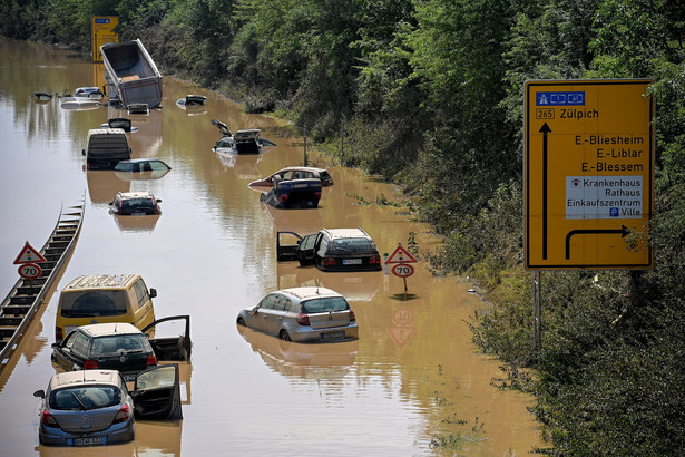 Samochody zalane przez powódź w pobliżu miasta Erftstadt w Nadrenii Północnej-Westfalii