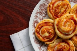 Domaća pica pita osvaja na prvi zalogaj: Recept za hrskavo pecivo koje se topi u ustima