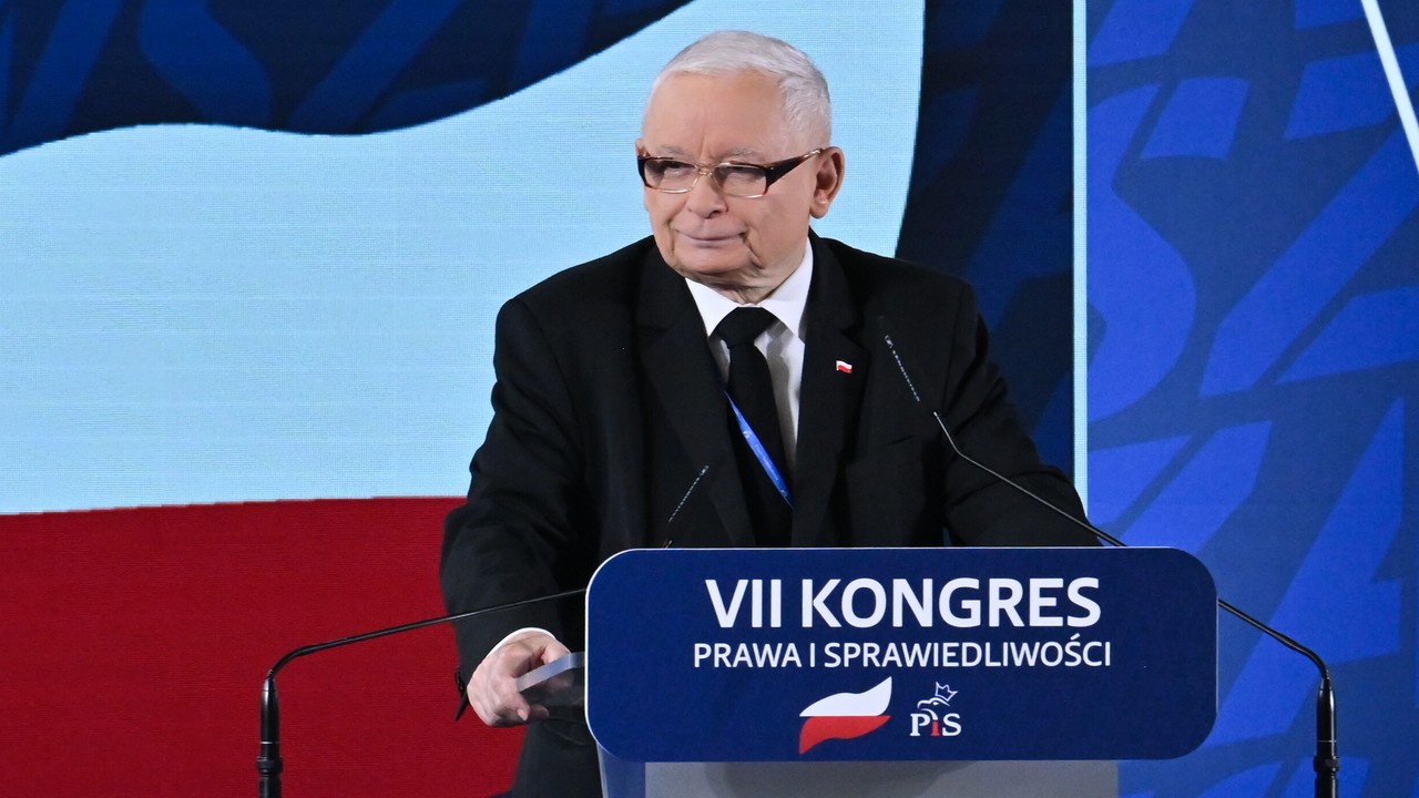 Jarosław Kaczyński zagrzewa polityków PiS do walki. 