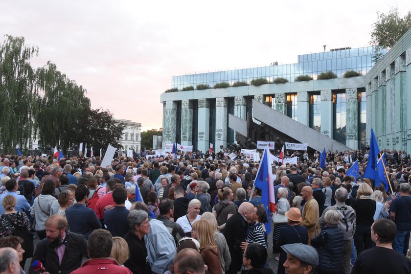 Lech Wałęsa jedzie do Warszawy. TEGO ze sobą nie wziął