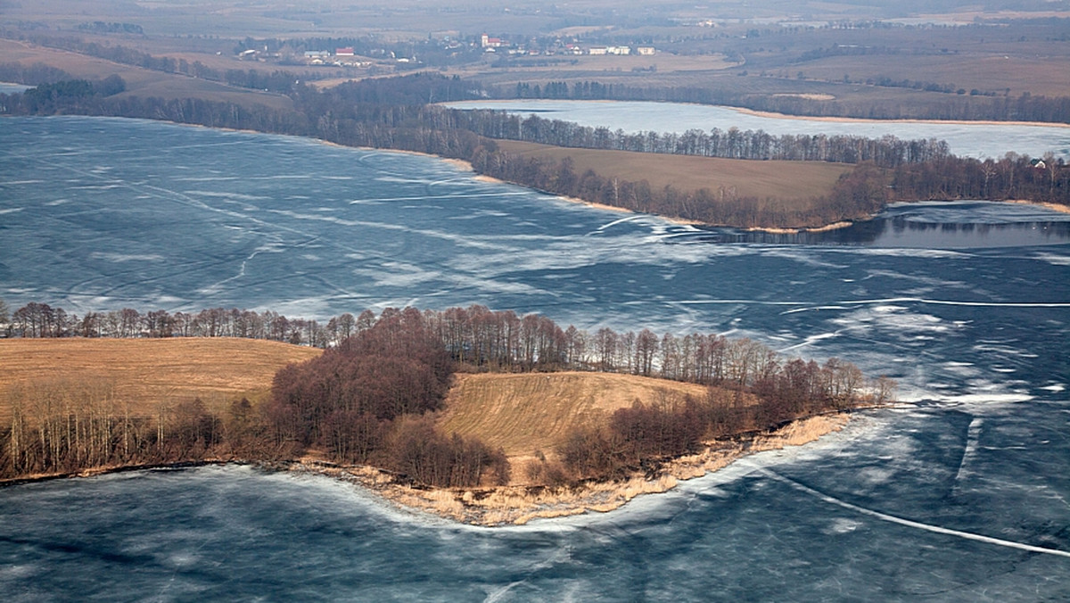 Baseny portowe na mazurskich jeziorach zaczął skuwać pierwszy tej zimy lód. Ratownicy WOPR wyciągają z wody swoje łodzie ratunkowe - powiedział PAP rzecznik mazurskiego WOPR Jarosław Sroka.