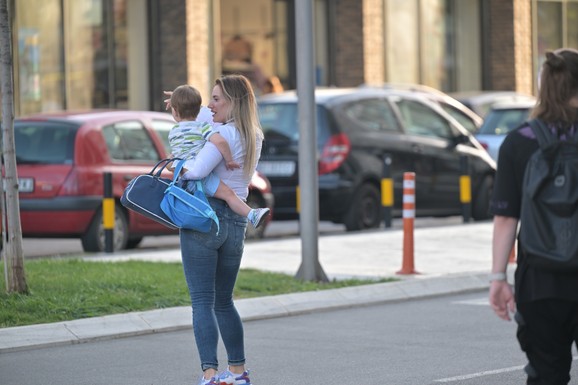 KRISTIJAN GOLUBOVIĆ OBJAVIO SLIKU SA STARIJIM SINOM Kristina tvrdi da za decu nije pitao 15 dana, a evo gde provode vreme