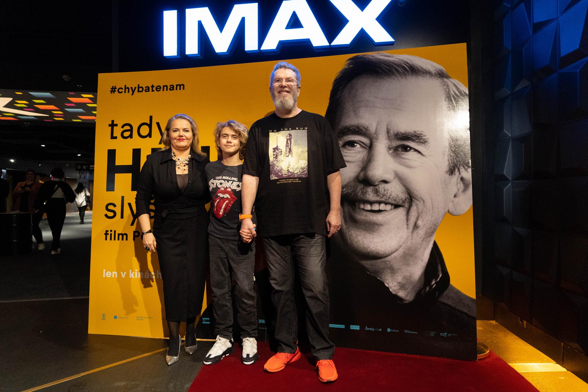 Premiéra českého dokumentárneho filmu Tady Havel, slyšíte mě? - Richard Müller s manželkou a synom.