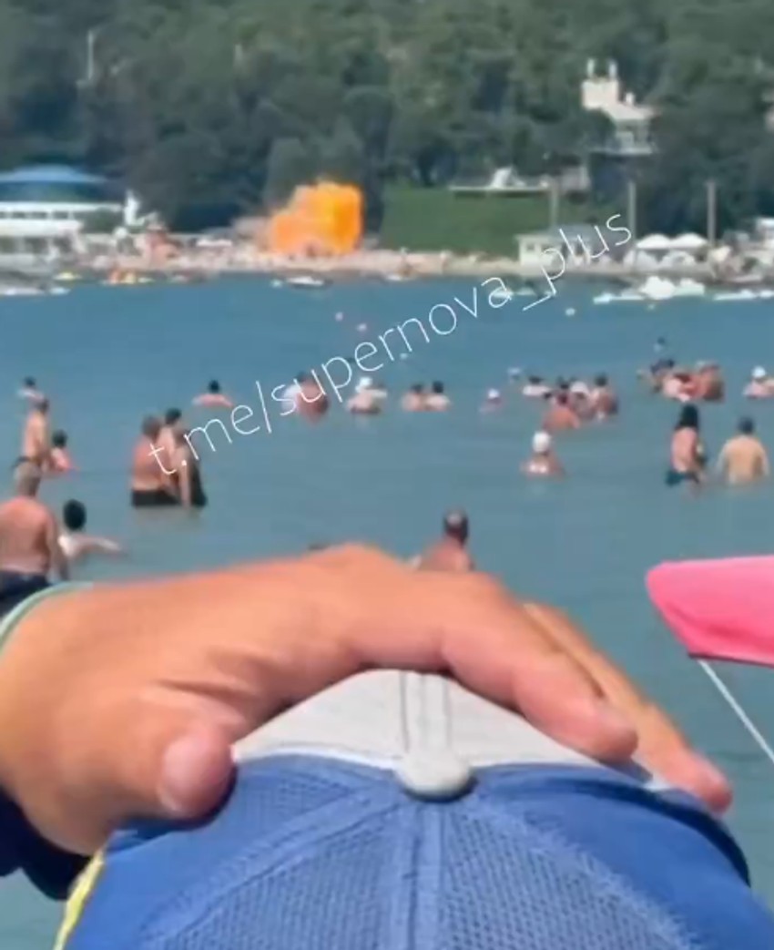 Dron pao na plažu na obali Crnog mora