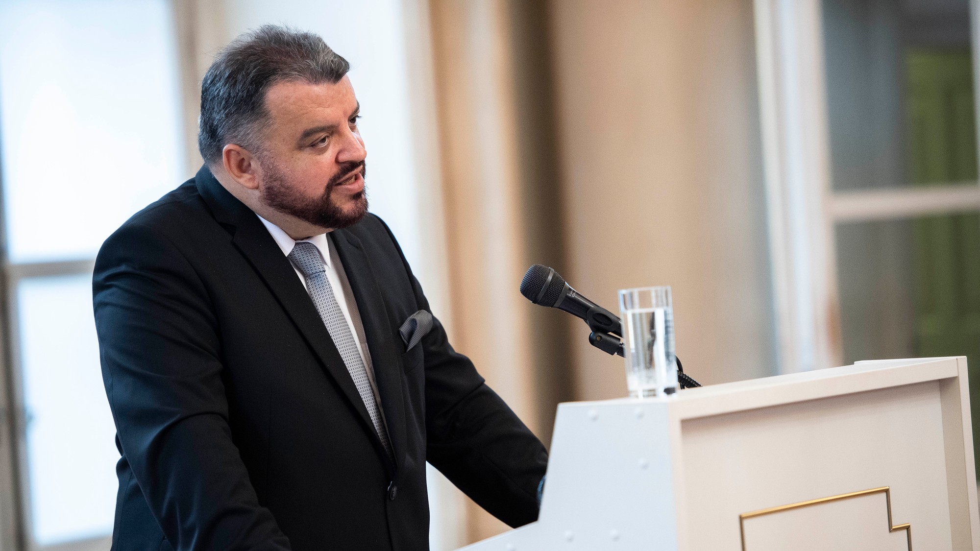 Publicista a politický analytik Eduard Chmelár.