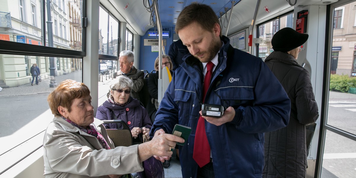 Regulacje umieszczone w transporcie informują zazwyczaj, że brak możliwości kupienia biletu w pojeździe nie jest uzasadnieniem dla podróżowania bez ważnego biletu