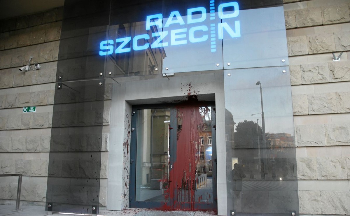 Siedziba Radia Szczecin oblana czerwoną farbą