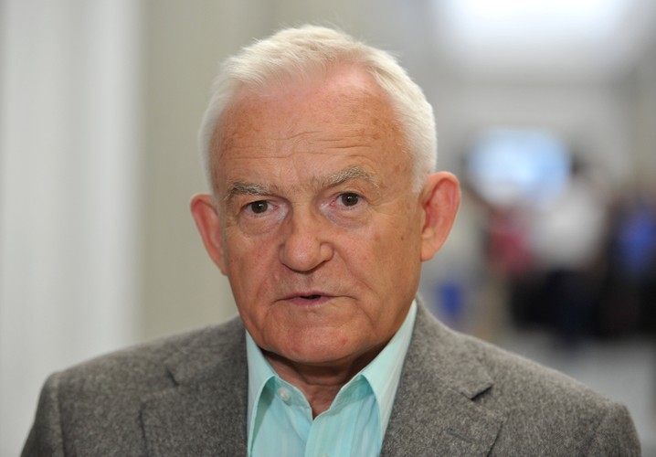 2. Leszek Miller. Wartość majątku: 2190,8 tys. zł. W tym: 230,8 tys. zł oszczędności, 485 tys. zł długów, segment szeregowy 210 mkw., mieszkanie z garażem 106 mkw., działka oraz samochód: audi A6.