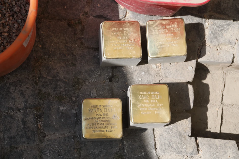 Kamenovi sa imenima i podacima porodice Dajč