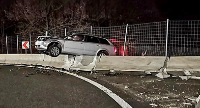 Groźny wypadek w Sulejówku. Audi uderzyło w bariery. Ranna kobieta w ciąży