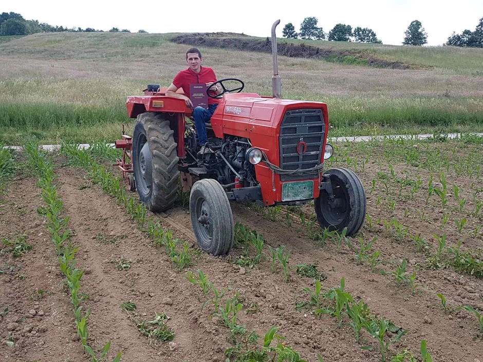 Nijedan seoski posao mu nije stran: Inženjer - poljoprivrednik na svom imanju