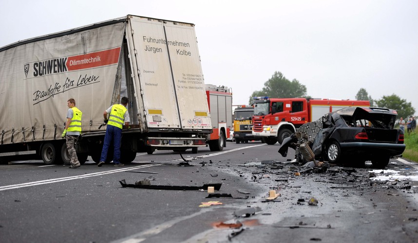 Dedykowane wszystkim drogowym piratom. Do tragicznego wypadku doszło na drodze krajowej nr 4 w Nowosielcach na Podkarpaciu, 12 bm. Kierowca osobowego mercedesa po zderzeniu z ciężarówką, spłonął we wnętrzu własnego pojazdu.
