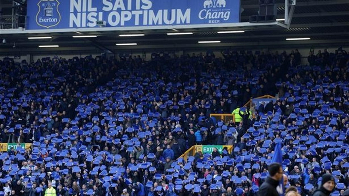 W sobotę Everton pokonał Stoke City 1:0, po tym jak samobójcze trafienie zanotował bramkarz Shay Given. Jednak nie wszyscy kibice mogli świętować sukces na Goodison Park. Jak poinformował oficjalny serwis Evertonu, w trakcie spotkania zasłabł jeden z fanów. Choć udzielono mu pierwszej pomocy i zabrano do szpitala, to nie zdołał przeżyć.