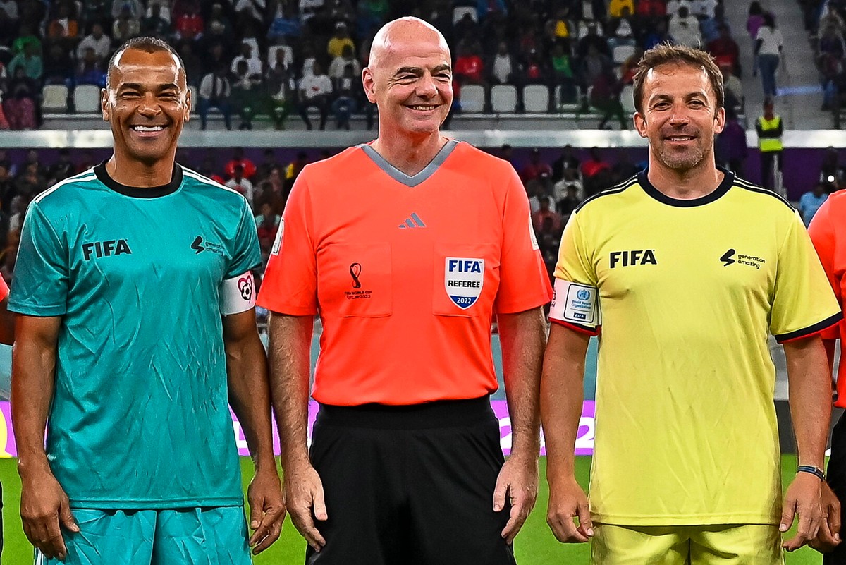 Gianni Infantino (w środku)