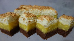 Szarlotka Cię już nudzi? Wypróbuj przepis na budyniowiec z jabłkami od Heni Foks