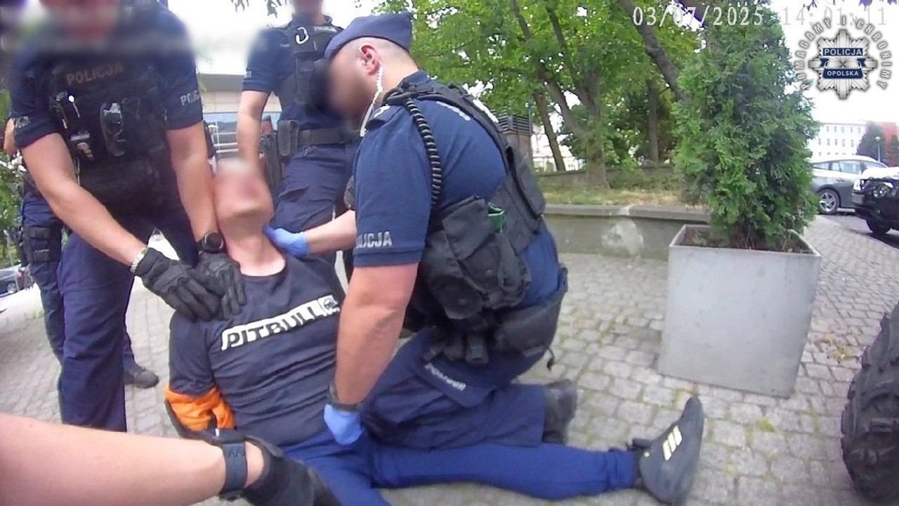 Grozili nożem kwestującym kobietom. Podczas zatrzymania zaatakował policjantkę