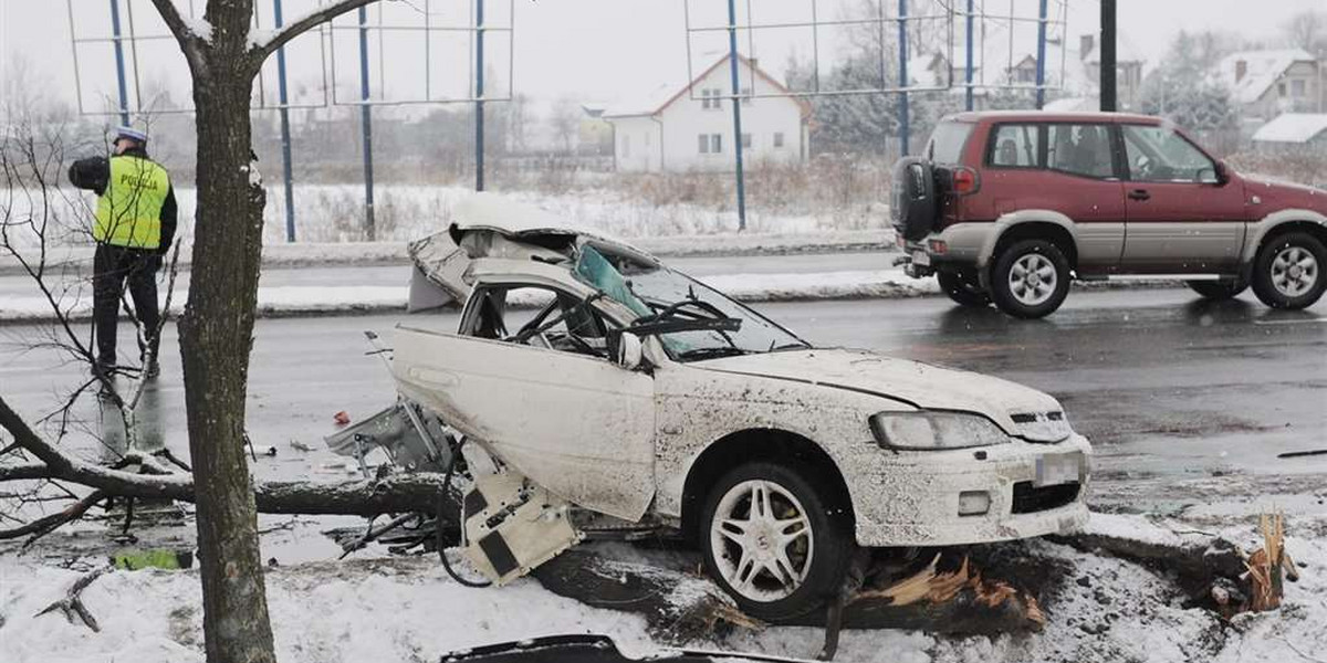 Auto rozpadło się na pół. 2 osoby nie żyją! ZDJĘCIA