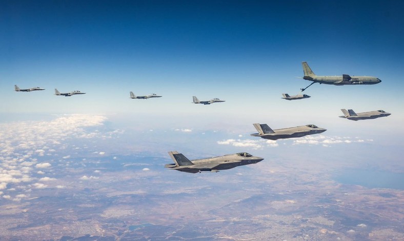 Izraelskie Siły Powietrzne słyną z niezwykłej efektywności. Na zdjęciu widać samoloty F-35 (po prawej), F-15 (po lewej) oraz latający tankowiec Boeing 707.