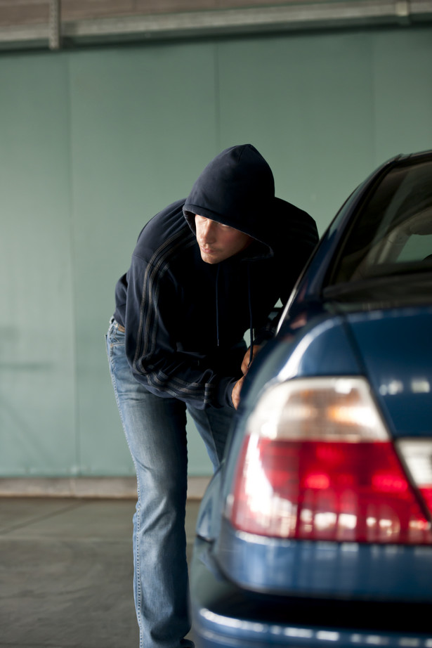 Tak złodziej ukradnie twój samochód! Policja ostrzega przed perfidną metodą