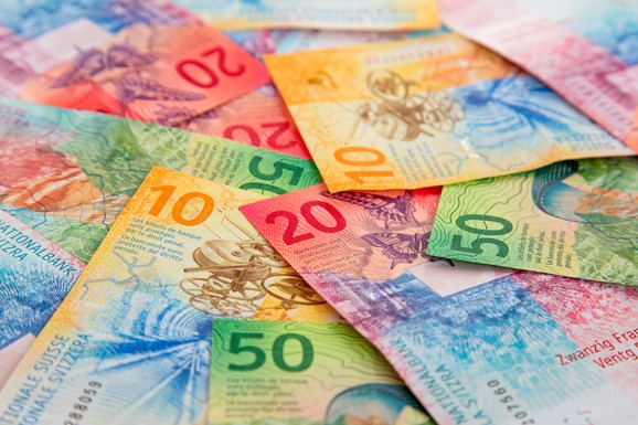 Švajcarska spremna da brani franak uprkos riziku sukoba sa SAD: Signalizira jače intervencije