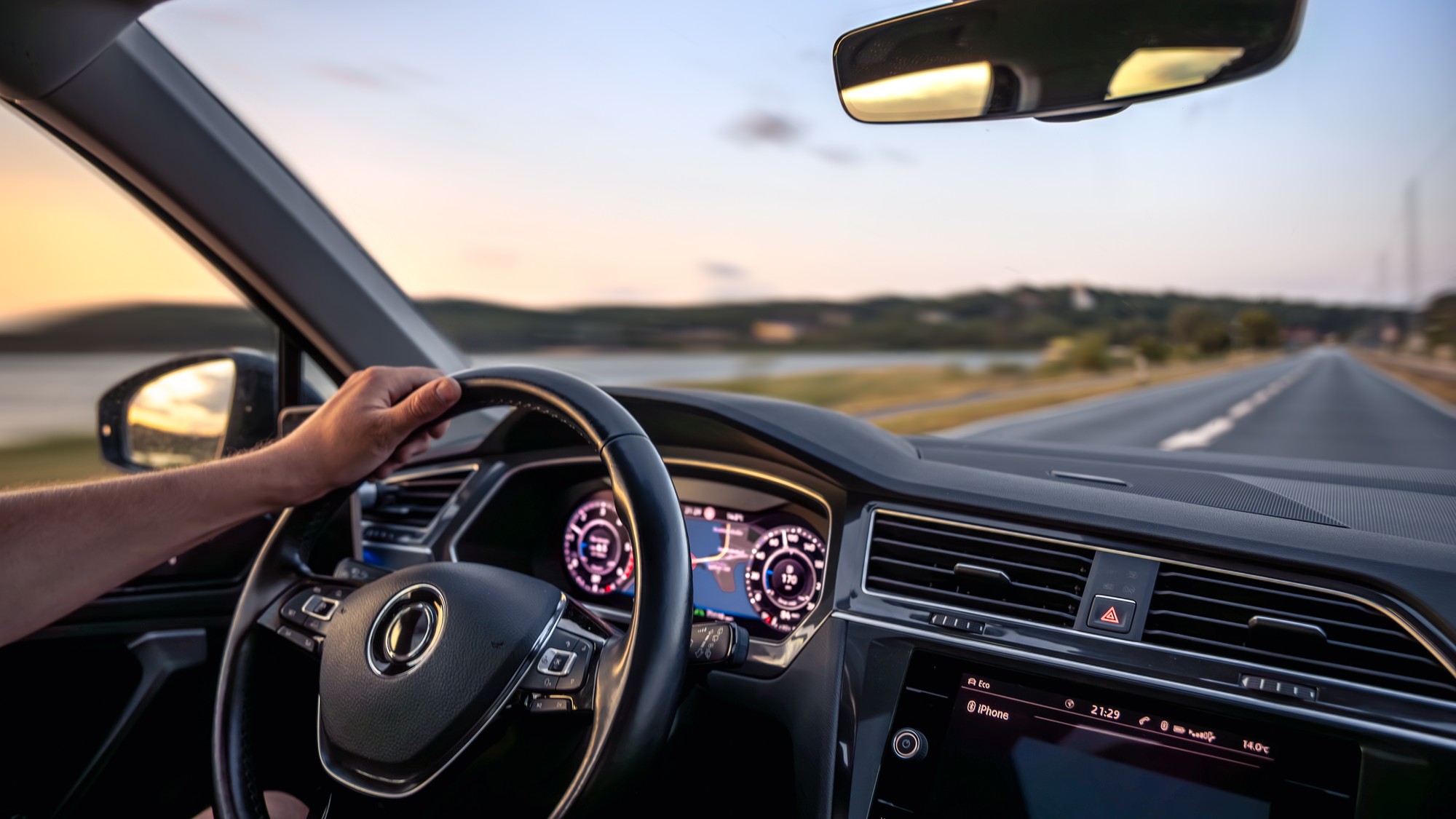 Trasenie volantu často signalizuje nevyvážené kolesá alebo poškodenie podvozkových častí po zimnej sezóne. Vodiči by mali venovať pozornosť každému chveniu v riadení pre zachovanie bezpečnosti. 