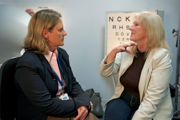 Dianne Ashworth z dr Penny Allen, która ją operowała