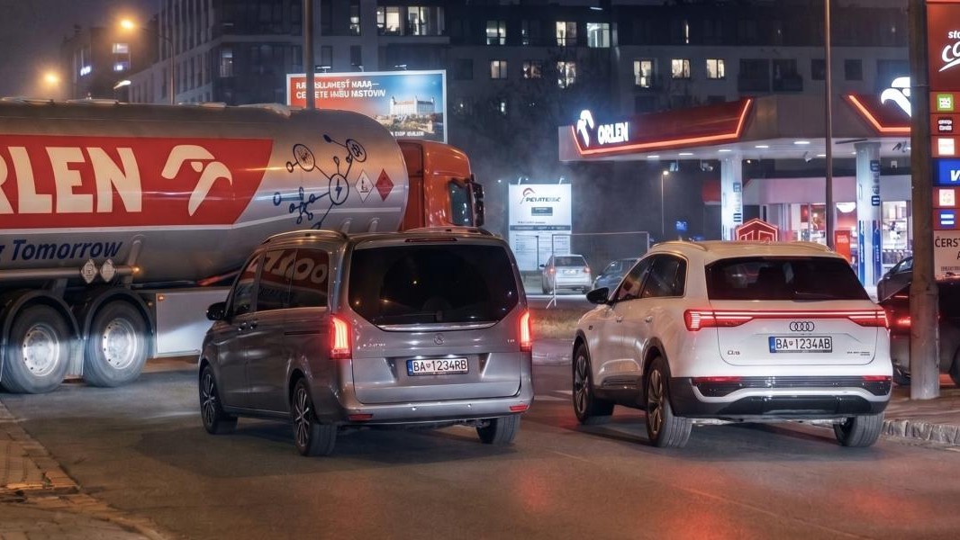 Ilustračné foto k téme dopĺňania motorových palív do zásob čerpacej stanice z cisterny.