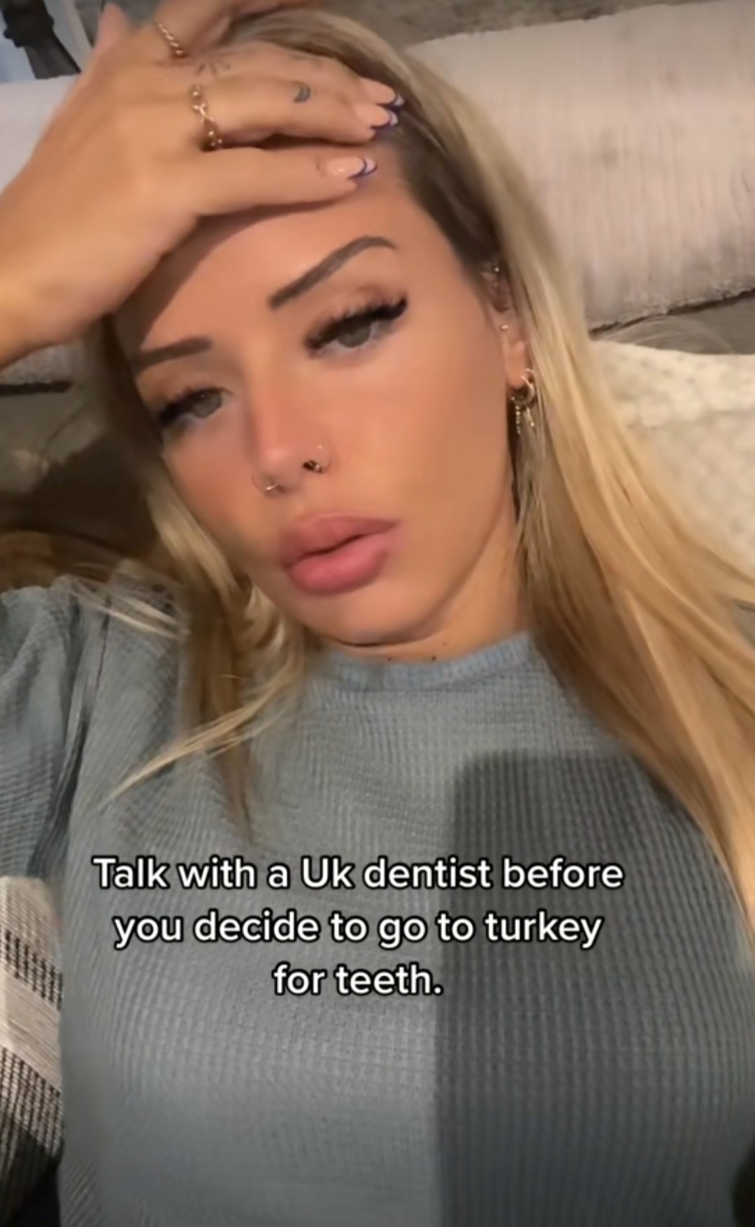 Emma svoju túžbu po dokonalom úsmeve oľutovala.