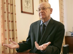 Rzecznik praw obywatelskich daje prezenty lekarzom