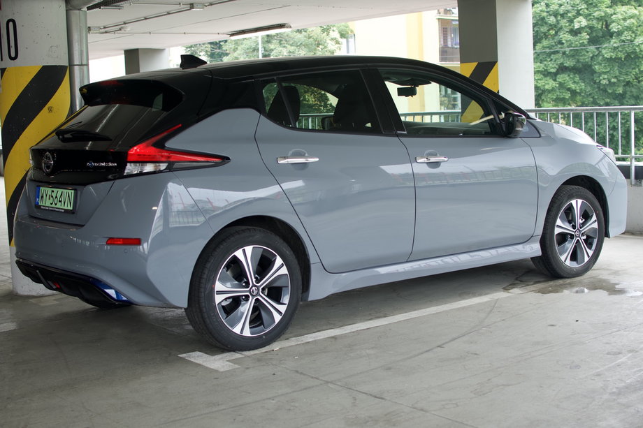 Nissan Leaf w "punkcie startowym". Samochód ma 448 cm długości, rozstaw osi równy 270 cm i szerokość 179 cm. 