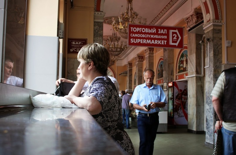 Na Białorusi możesz poczuć się jak milioner z wypchanym portfelem. I to dosłownie. A to z powodu kursu rubla białoruskiego. Ceny idą tu w miliony, a zera dwoją się w oczach - prawie jak w Polsce przed denominacją.